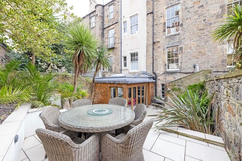 JOIVY Ultra Luxe 3BR home near Princes St