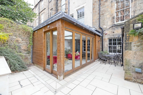 JOIVY Ultra Luxe 3BR home near Princes St