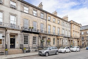 Front of property - JOIVY Ultra Luxe 3BR home near Princes St (Edinburgh)