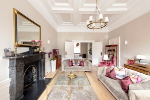 Apartment | Wohnbereich | Fernseher