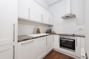 Appartement | Cuisine privée | Réfrigérateur, four à micro-ondes, un four, surface de cuisson