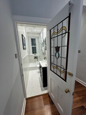 Appartement | Salle de bain | Douche, articles de toilette (gratuits), séchoir à cheveux