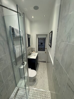 Lägenhet | Badrum | Dusch, gratis toalettartiklar, hårtork och handdukar