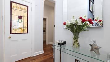 2 kamar tidur, setrika/meja setrika, dan tempat tidur bayi gratis