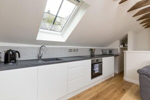 Apartemen | Dapur pribadi | Lemari es, microwave, ketel listrik, dan pemanggang roti