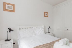 2 habitaciones, tabla de planchar con plancha y cunas gratuitas 