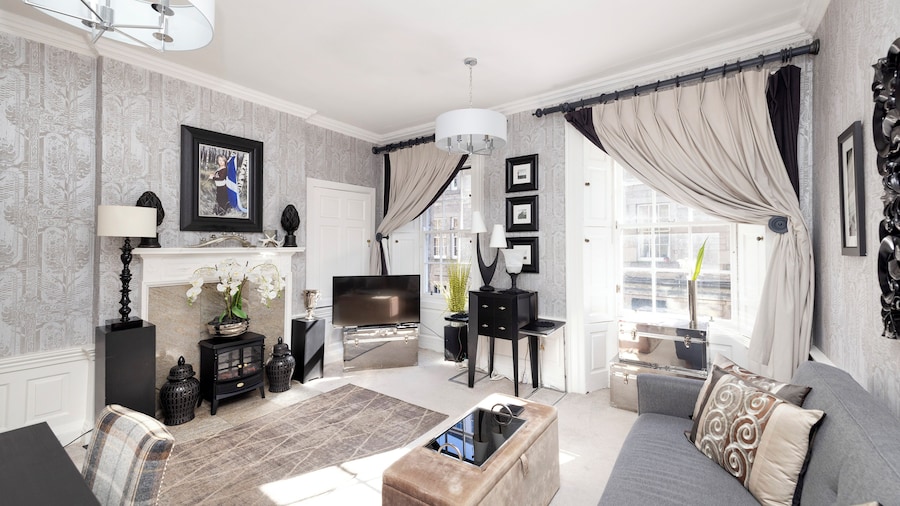 JOIVY Thistle Street Luxury Apt in the Heart of the City