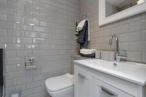 Appartement | Salle de bain | Articles de toilette gratuits, sèche-cheveux, serviettes fournies, savon