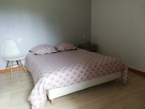 2 bedrooms, wheelchair access - Country house 45 mn from Saint Malo and 25 mn from Dinan. Broceliande Country (Landujan)