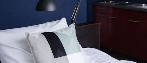 Medium Studio, Kitchenette - no AC | 1 sovrum, skrivbord, arbetsyta för laptop och mörkläggningsgardiner