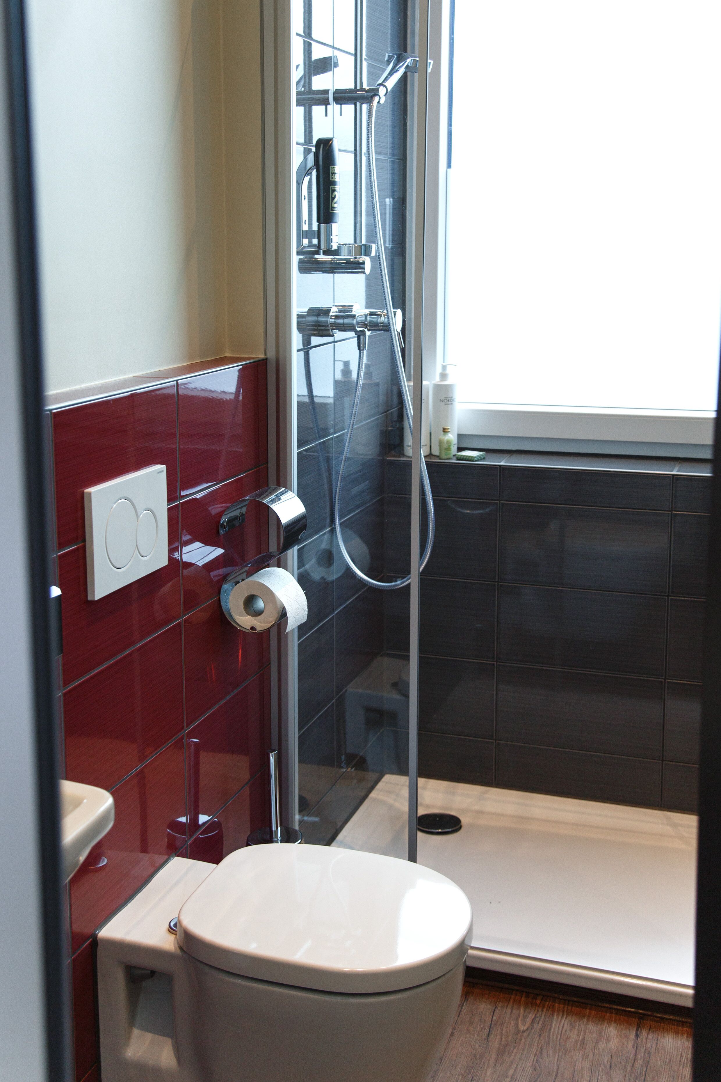 Medium Studio, Kitchenette - no AC | Baño | Regadera, amenidades de baño gratuitas, secadora de cabello, toallas 