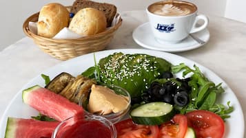 Ferdiglaget frokost hver dag (EUR 16 per person)