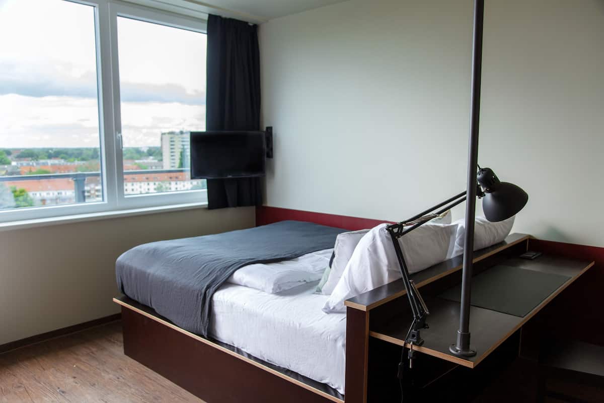 Medium Studio, Kitchenette - no AC | 1 slaapkamer, een bureau, een laptopwerkplek, verduisterende gordijnen