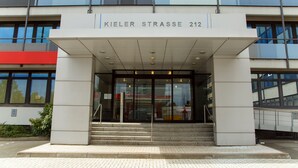 L’entrée d’un immeuble, sur laquelle on peut lire l’inscription « KIELER STRASSE 212 ».
