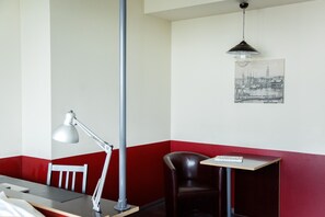 Medium Studio, Kitchenette, AC | 内装