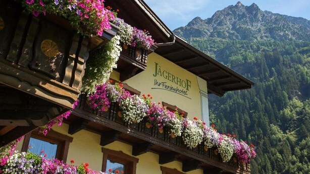 A traditional Alpine-style building with a sign reading "Jägerhof Inn". - Hotel Jagerhof (Kaunertal)
