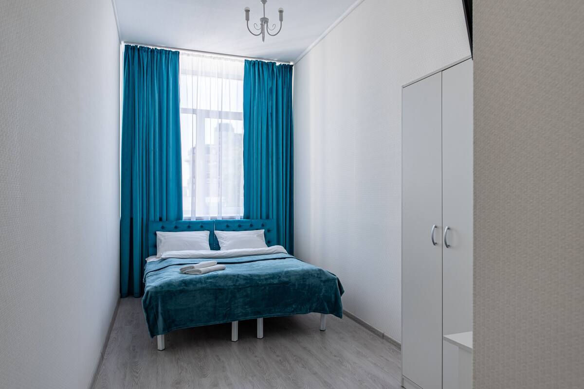 Classic-Doppel- oder -Zweibettzimmer | Allergikerbettwaren, Schreibtisch, laptopgeeigneter Arbeitsplatz