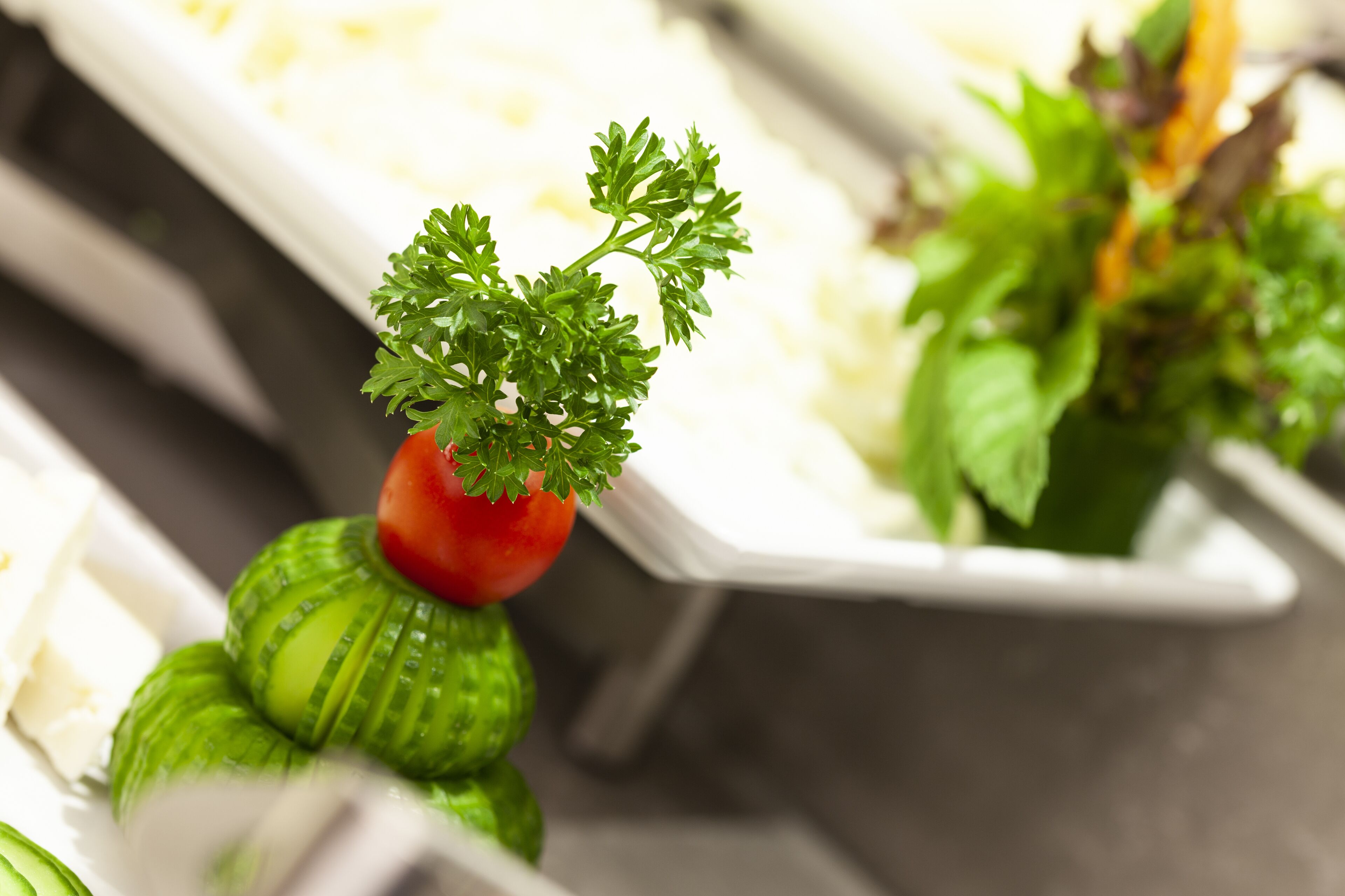 Una barra de ensaladas con diversos vegetales y guarniciones.