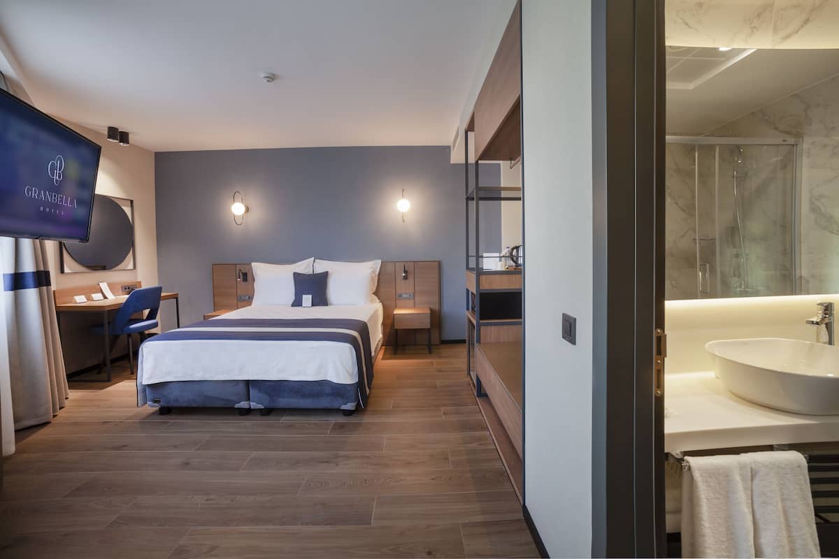 hypo-allergenic bedding, memory-foam beds, minibar, desk