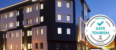 Voorkant accommodatie - avond/nacht