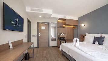 Chambre Deluxe, terrasse, vue ville | Literie hypoallergénique, matelas mémoire de forme, minibar, bureau
