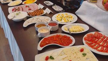 Free daily buffet breakfast