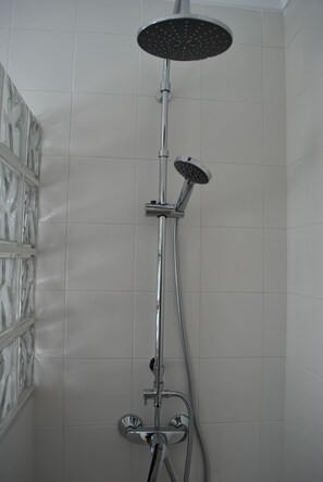 Dusche, Haartrockner, Handtücher