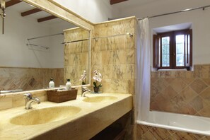 Tina, secadora de cabello, bidet, toallas 