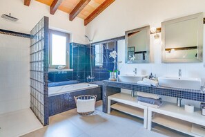 Bathtub, hair dryer, towels, toilet paper - Bellpuig Finca for 10 people with Pool in Arta (Arta)