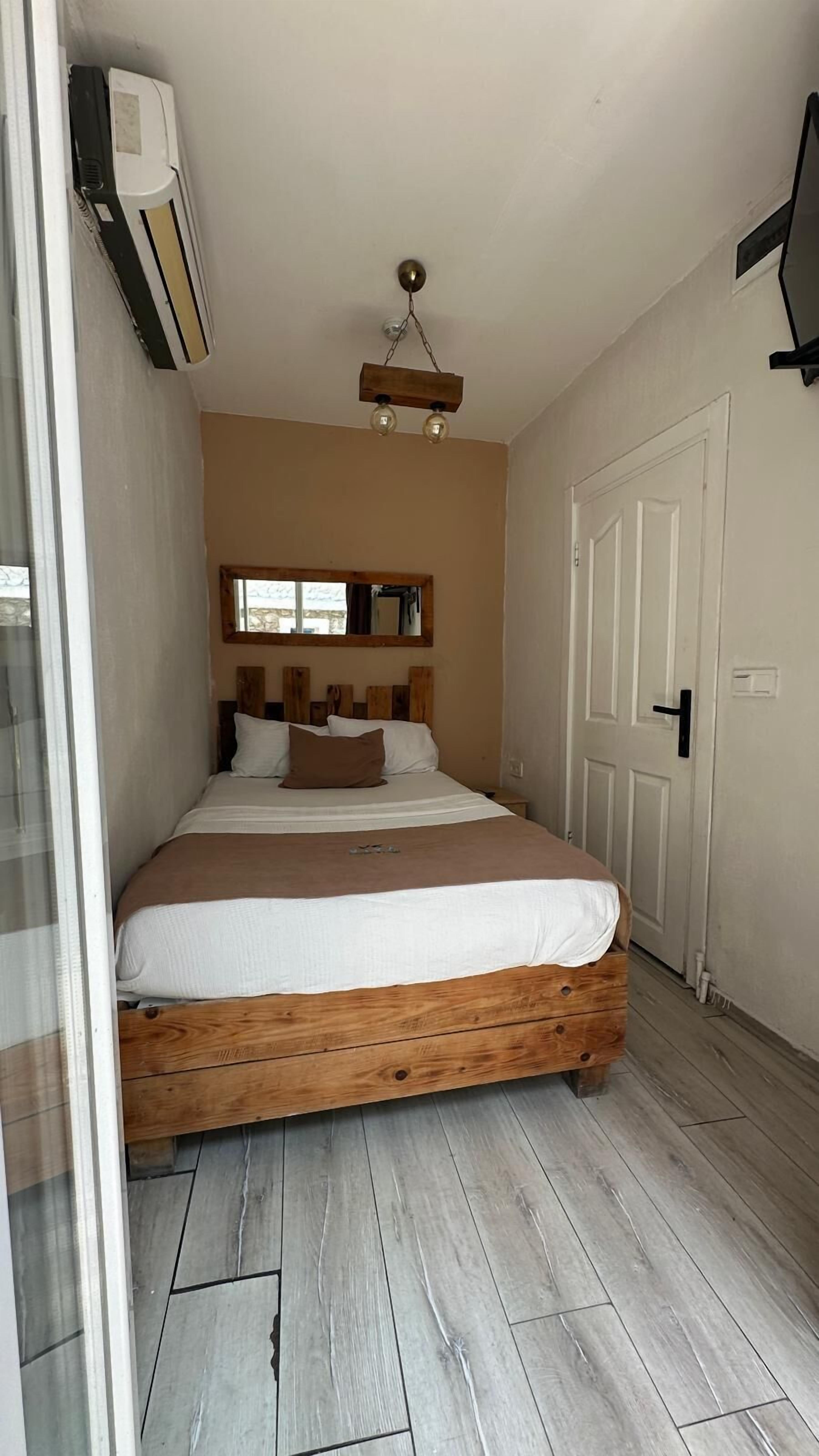 Economy Room | Desk, free WiFi