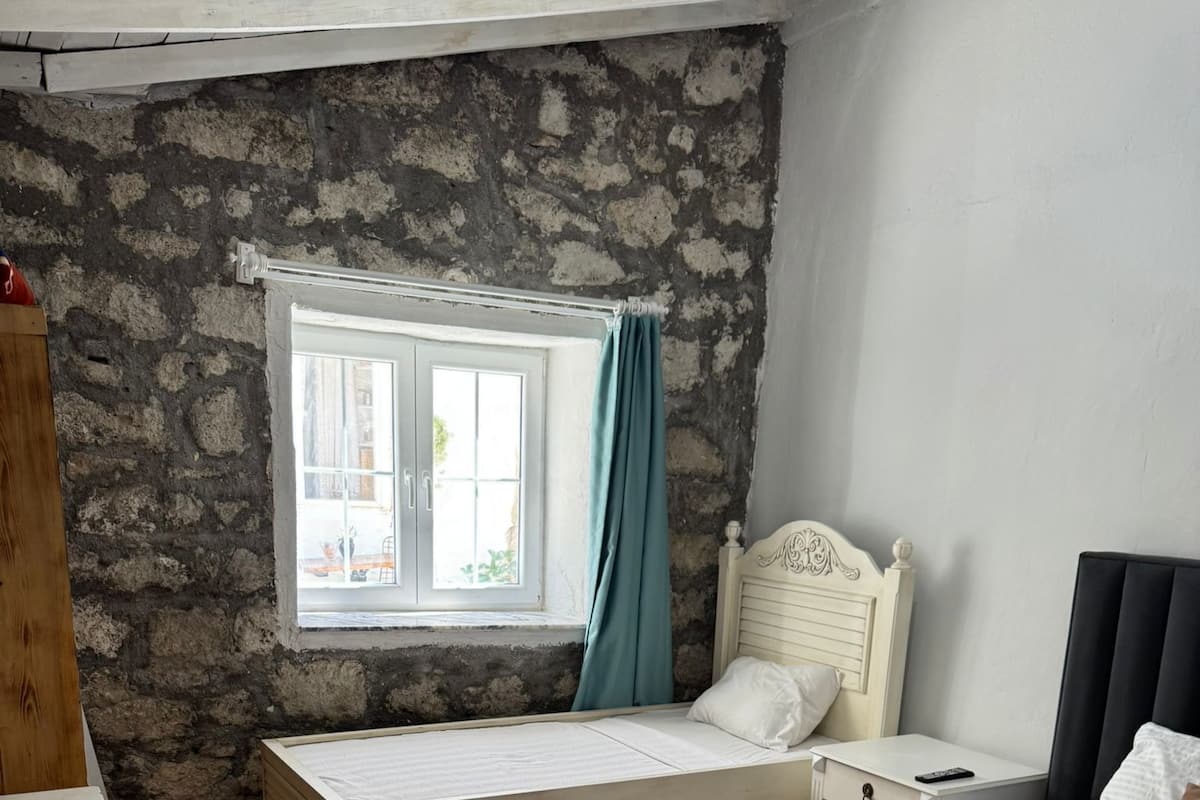 Family Room | Desk, free WiFi