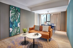 套房, 2 間臥室 | 起居區 | 平面電視