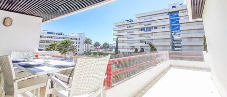 تناول الطعام بالخارج