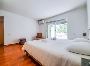 2 makuuhuonetta, silitysrauta/-lauta, ilmainen Wi-Fi, vuodevaatteet