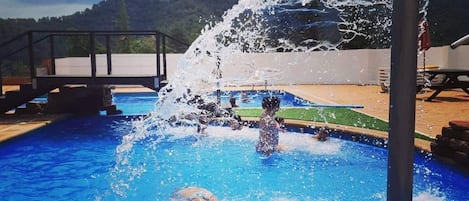 Piscine extérieure (ouverte en saison), parasols de plage