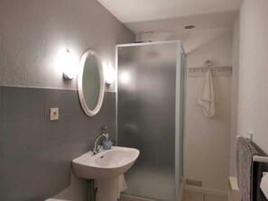 Combined shower/bathtub, towels - 1 bedroom Country Cottage (Suaux)