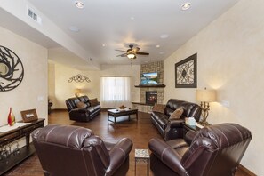 TV, peis, DVD-spiller og fotballspill