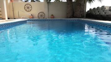 Alberca al aire libre y alberca climatizada