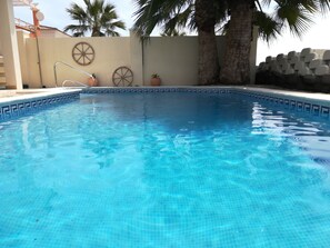 Alberca al aire libre y alberca climatizada