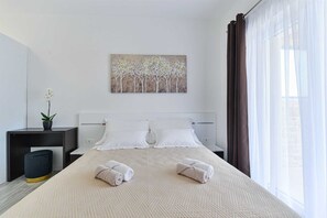 3 slaapkamers, een strijkplank/strijkijzer, gratis wifi, beddengoed