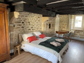 4 bedrooms, desk, iron/ironing board, travel crib - La Maison Templière (Classified 4*)with swimming pool (Gigny)