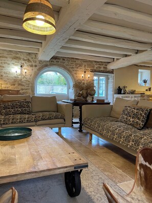 TV, offices - La Maison Templière (Classified 4*)with swimming pool (Gigny)