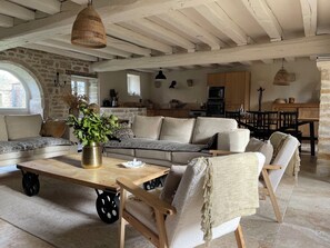 TV, offices - La Maison Templière (Classée 4*)with swimming pool and jacuzzi (Gigny)