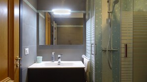 Regadera, secadora de cabello, bidet, toallas 
