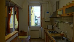 Réfrigérateur, micro-ondes, plaque de cuisson, cafetière/bouilloire