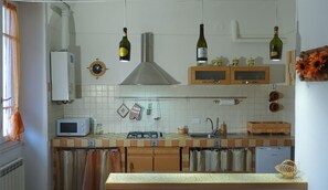 Réfrigérateur, micro-ondes, plaque de cuisson, cafetière/bouilloire