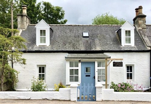 Charming Waterside Cottage in the heart of Speyside