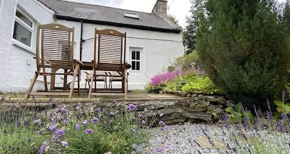 Charming Waterside Cottage in the heart of Speyside