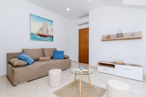 Appartement (Two Bedroom Apartment with Balcony an) | Woonkamer | Televisie