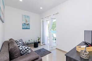 Leilighet (One Bedroom Apartment with Balcony an) | Oppholdsrom | TV